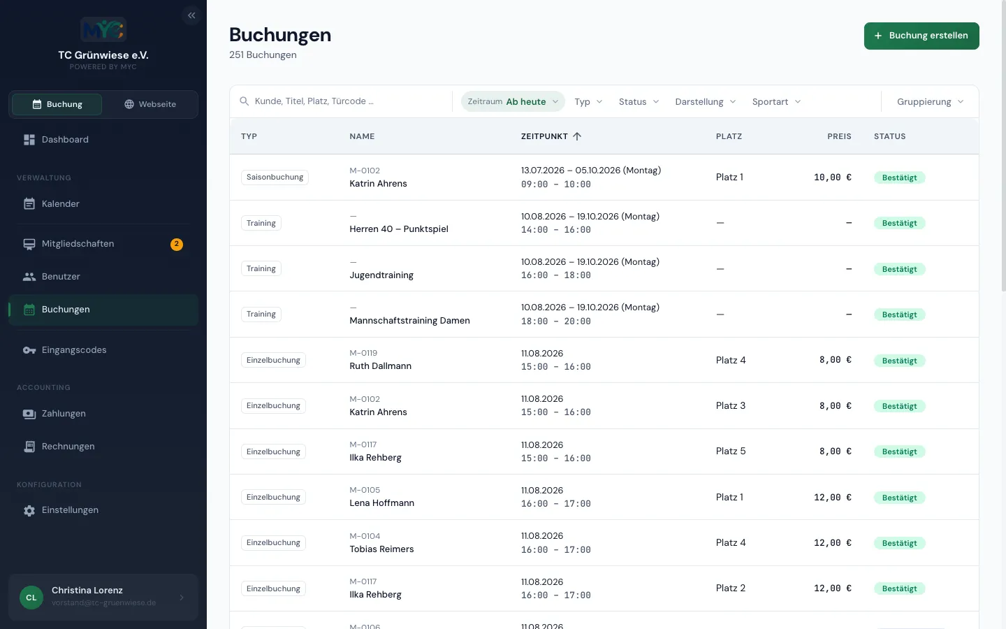 Buchungsliste mit Typ, Name, Zeitpunkt, Platz, Preis und Status